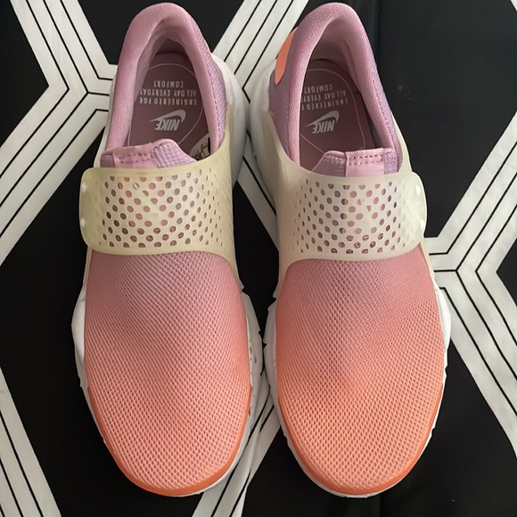 Womens Nike - Picture 2 of 4